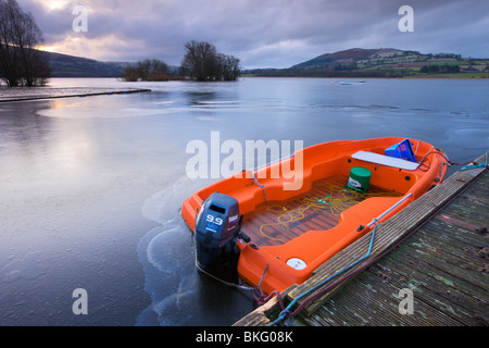 Tiefgekühlte Boot und Wasser am Llangorse See in den Brecon Beacons National Park, Powys, Wales, UK. Winter (Januar) 2010. Stockfoto