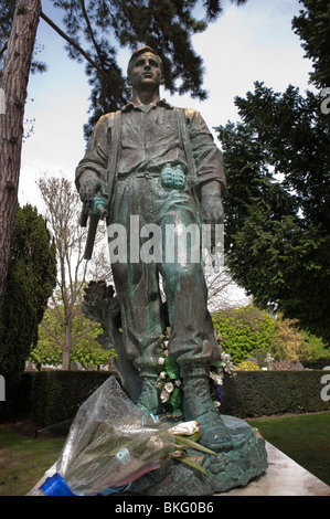 Gedenkskulptur auf dem Grab auf dem Friedhof Pere Lachaise, Paris Frankreich, Verfolgung von juden in europa, französischer Widerstand, Geschichte juden frankreich, Holocaust juden zweiten weltkrieg Stockfoto