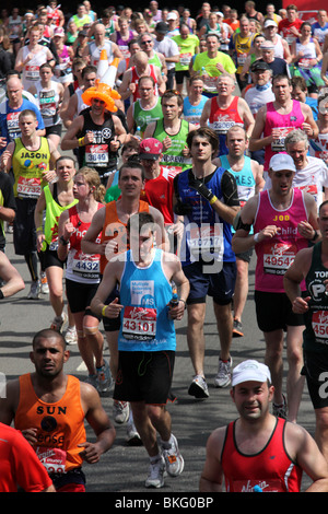 Läufer antreten in der London-Marathon 2010. Fotos, die auf der Nordseite der Themse läuft in Richtung Westminster Square Stockfoto