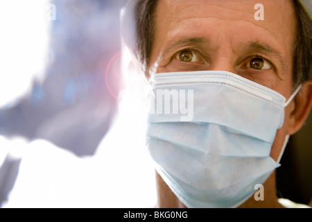 Porträt des Gesundheitswesen Arbeitnehmer Überprüfung IV Flüssigkeit Tasche im Dialysezentrum. Stockfoto