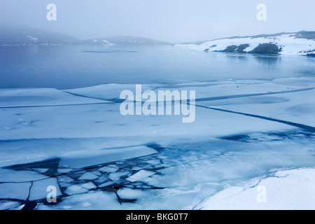 Eis und Schnee deckt Llyn Y Fan Fawr im Black Mountain, Brecon Beacons National Park, Wales, UK. Winter (Januar) 2010. Stockfoto