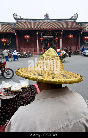 Einen traditionellen Hut vor dem schönen Kaiyuan-Tempel in Chaozhou. Stockfoto