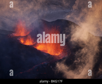 Lavafontänen Vulkan Eruption am Fimmvörðuháls, einem Bergrücken zwischen Gletscher Eyjafjallajökull und Mýrdalsjökull, Island Stockfoto
