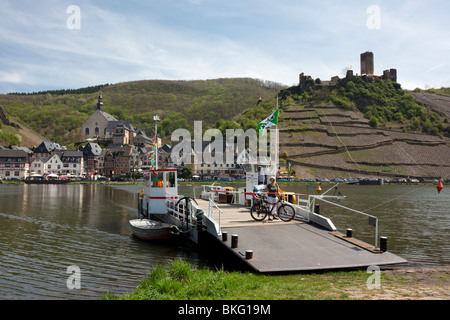 Fähre auf der Mosel River, Beilstein Dorf und Metternich Burg im Hintergrund Stockfoto