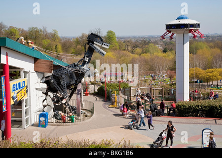 Riesen LEGO Tyrannosaurus Rex und Space Tower fahren, LEGOLAND Windsor Stockfoto