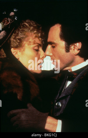 DAS ALTER VON UNSCHULD (1992) MICHELLE PFEIFFER, DANIEL DAY-LEWIS AOI 001 Stockfoto