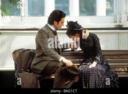 DAS ALTER VON UNSCHULD (1992) DANIEL DAY-LEWIS, WINONA RYDER AOI 004 L Stockfoto