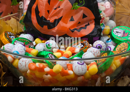 Großansicht der Dekoration Halloween Taschen mit Süßigkeiten Halloween in den USA Trick or Treat Niemand Top View Hi-res Stockfoto