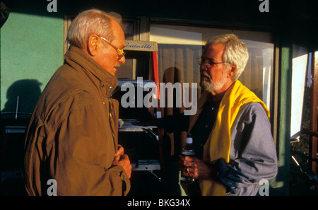 ROBERT BENTON (DIR) PORTRÄT AUF SET TWILIGHT (1998) MIT PAUL NEWMAN RBTB 002 Stockfoto