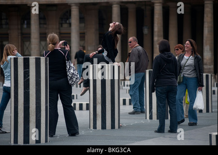 Palais Royale Gardens, Jardins, Teenager, die im Park spielen, „Colonnes de Buren“ Moderne Skulptureninstallation, Paris, Frankreich, Kunst des 20. Jahrhunderts Stockfoto