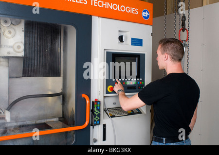 Ingenieur, Programmierung einer CNC-Draht-Erodiermaschine zur Bearbeitung von Stahl-Komponenten. Stockfoto