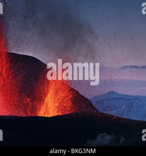 Lavafontänen Vulkan Eruption am Fimmvörðuháls, einem Bergrücken zwischen Gletscher Eyjafjallajökull und Mýrdalsjökull, Island Stockfoto