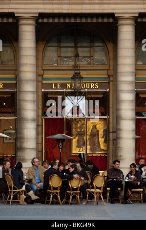 Café "Le Nemours' in der Nähe von Palais Royal, Paris, Frankreich Stockfoto
