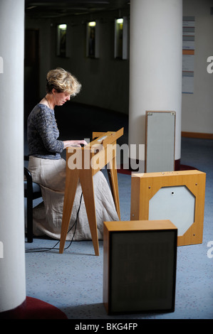 Cynthia Miller abgebildet ein Experte bei der Wiedergabe die Ondes Martenot an der Birmingham Symphony Hall Mai 2008 Stockfoto