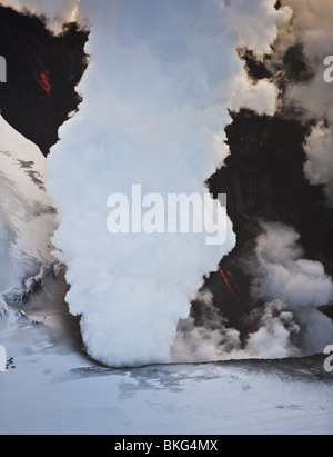 Dampf und Lava Vulkan Vulkanausbruch in Island am Fimmvörðuháls, einem Bergrücken zwischen Gletscher Eyjafjallajökull und Mýrdalsjökull Gletscher Stockfoto