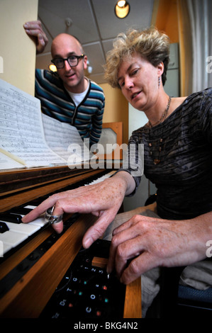 Cynthia Miller abgebildet ein Experte bei der Wiedergabe die Ondes Martenot an der Birmingham Symphony Hall Mai 2008 Stockfoto