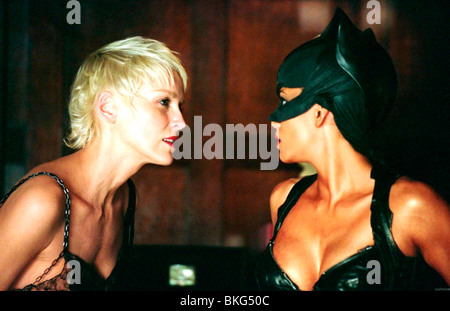 CATWOMAN (2004) SHARON STONE, HALLE BERRY CWMN 002-007 Stockfoto