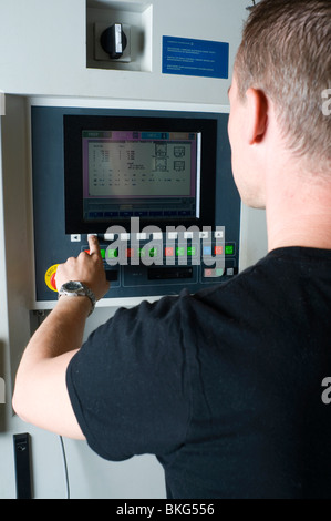 Ingenieur, Programmierung einer CNC-Draht-Erodiermaschine zur Bearbeitung von Stahl-Komponenten. Stockfoto