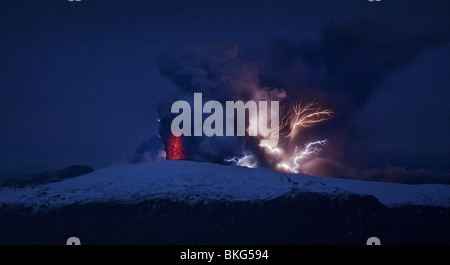 Blitz und Lava in Aschewolke bei Vulkanausbruch Eyjafjallajökull, Island 18. April 2010 Stockfoto