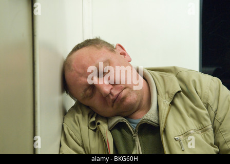 Schlaf schlafenden Mann Londoner U-Bahn. UK HOMER SYKES Stockfoto