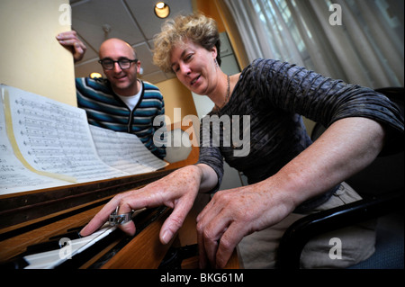 Cynthia Miller abgebildet ein Experte bei der Wiedergabe die Ondes Martenot an der Birmingham Symphony Hall Mai 2008 Stockfoto