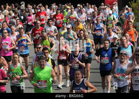 Läufer antreten in der London-Marathon 2010. Fotos, die auf der Nordseite der Themse läuft in Richtung Westminster Square Stockfoto