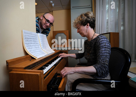 Cynthia Miller abgebildet ein Experte bei der Wiedergabe die Ondes Martenot an der Birmingham Symphony Hall Mai 2008 Stockfoto