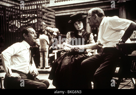 GEORGE CUKOR (DIR) PORTRÄT AUF SET MY FAIR LADY MIT REX HARRISON UND AUDREY HEPBURN CUKO 005 Stockfoto