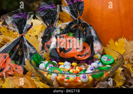 Nahaufnahme der Dekoration Halloween Taschen mit Süßigkeiten Halloween in den USA Trick or treat Top View von oben niemand Hi-res Stockfoto
