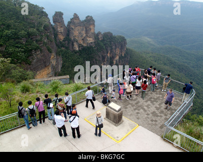 Touristen sehen die Felsformation Three Sisters am Echo Point in Katoomba, New South Wales, Australien Stockfoto