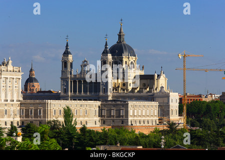 Kathedrale Santa Maria la Real De La Almudena und Palacio Real, Madrid, Spanien Stockfoto