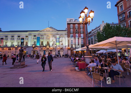 Straßencafé in Plaza Santa Ana, Teatro Espanol im Hintergrund, Calle de Huertas, Madrid, Spanien Stockfoto