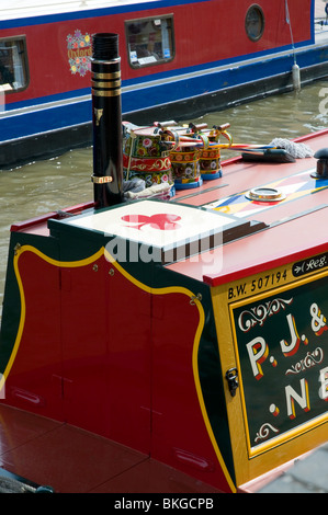 Bunt bemalte Narrowboats in Banbury Stockfoto