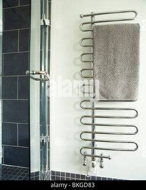 Modernen beheizten Handtuchhalter im Badezimmer Wand Fliesen- Buchse