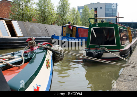 Bunt bemalte Narrowboats in Banbury Stockfoto