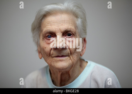 Porträt einer älteren blinde Frau, Blick in die Kamera vor dem Schlafengehen zu schlafen. Stockfoto