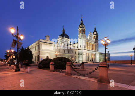 Catedral de Nuestra Señora De La Almudena am Abend, Madrid, Spanien Stockfoto