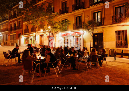 Gäste in einem Straßencafé am Plaza De La Paja, Madrid, Spanien Stockfoto