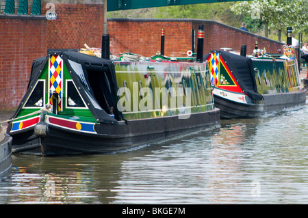 Bunt bemalte Narrowboats in Banbury Stockfoto