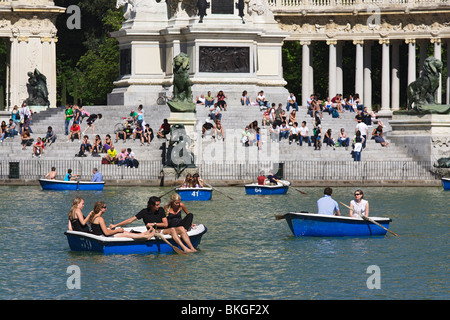 Menschen entspannen in der Nähe von Alfonso XII, Parque del Buen Retiro, Madrid, Spanien-Denkmal Stockfoto