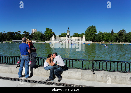 Küssende Paare in der Nähe von Alfonso XII, Parque del Buen Retiro, Madrid, Spanien-Denkmal Stockfoto