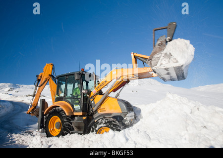 Charlie Middleton, löscht ein Mitarbeiter von Cumbria Vounty Rat Schnee aus der blockierten Kirkstone Pass, UK Stockfoto