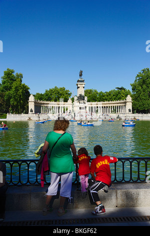 Ruderboote am See in der Nähe von Alfonso XII, Parque del Buen Retiro, Madrid, Spanien-Denkmal Stockfoto