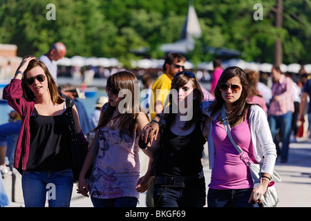 Vier Mädchen im Teenageralter einen Spaziergang im Parque del Buen Retiro, Madrid, Spanien Stockfoto