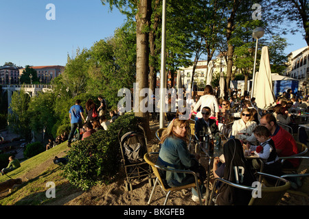 Leute sitzen in einem Café in der Nähe von einem Viadukt Jardines de Las Vistillas, Madrid, Spanien Stockfoto