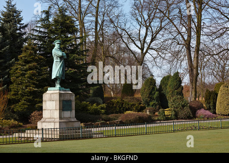 Statue von Kapitän Edward John Smith (Meister der Titanic), Beacon Park, Lichfield. Stockfoto