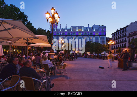 Straßencafés Placa Sant Ana am Abend, das Hotel Me Madrid Reina Victoria im Hintergrund, Calle de Huertas, Madrid, Spanien Stockfoto