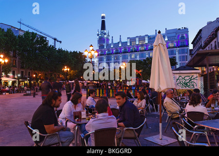 Straßencafés Placa Sant Ana am Abend, das Hotel Me Madrid Reina Victoria im Hintergrund, Calle de Huertas, Madrid, Spanien Stockfoto