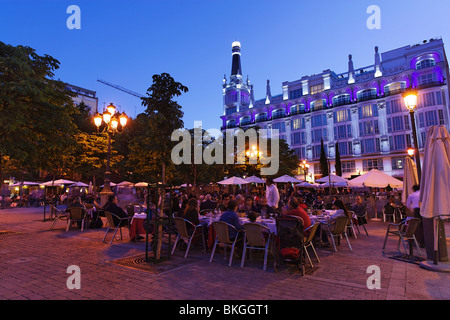 Straßencafés Placa Sant Ana am Abend, das Hotel Me Madrid Reina Victoria im Hintergrund, Calle de Huertas, Madrid, Spanien Stockfoto