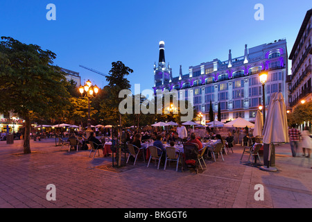 Straßencafés Placa Sant Ana am Abend, das Hotel Me Madrid Reina Victoria im Hintergrund, Calle de Huertas, Madrid, Spanien Stockfoto